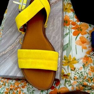 New never worn size 8 color yellow sandal